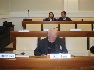 2008 – Vatican City – During a Plenary Session of the Pontifical Academy of Sciences. In the background Lucía Guerra Menéndez and Beniamino Danese.