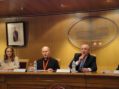 The Grand Chancellor of the San Pablo CEU University Excmo. Carlos Romero Caramelo introduces the Summer Course. At his right, Father Rafael Pascual and Lucía Guerra Menéndez, two of the main organizers of the Course.