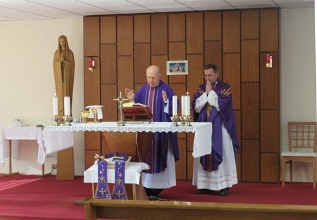 Fr Rafael Pascual and don Hrvoje Relja celebrating the Holy Mass before the beginning of the second day of the Conference.